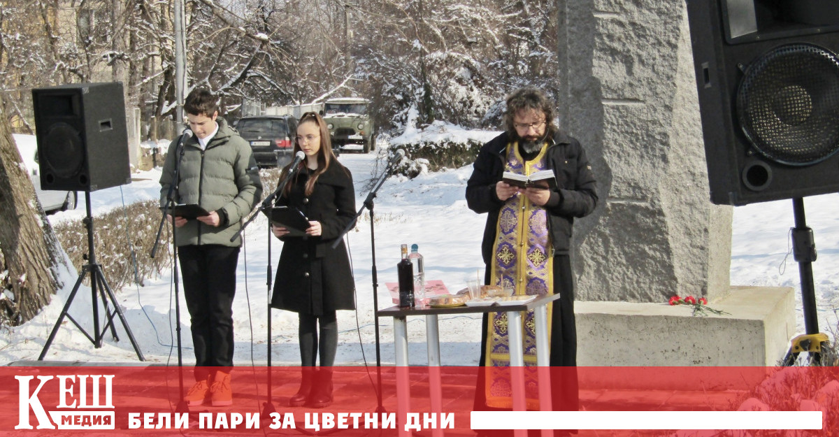 С цветя и венци днес беше отрупан паметникът на Васил