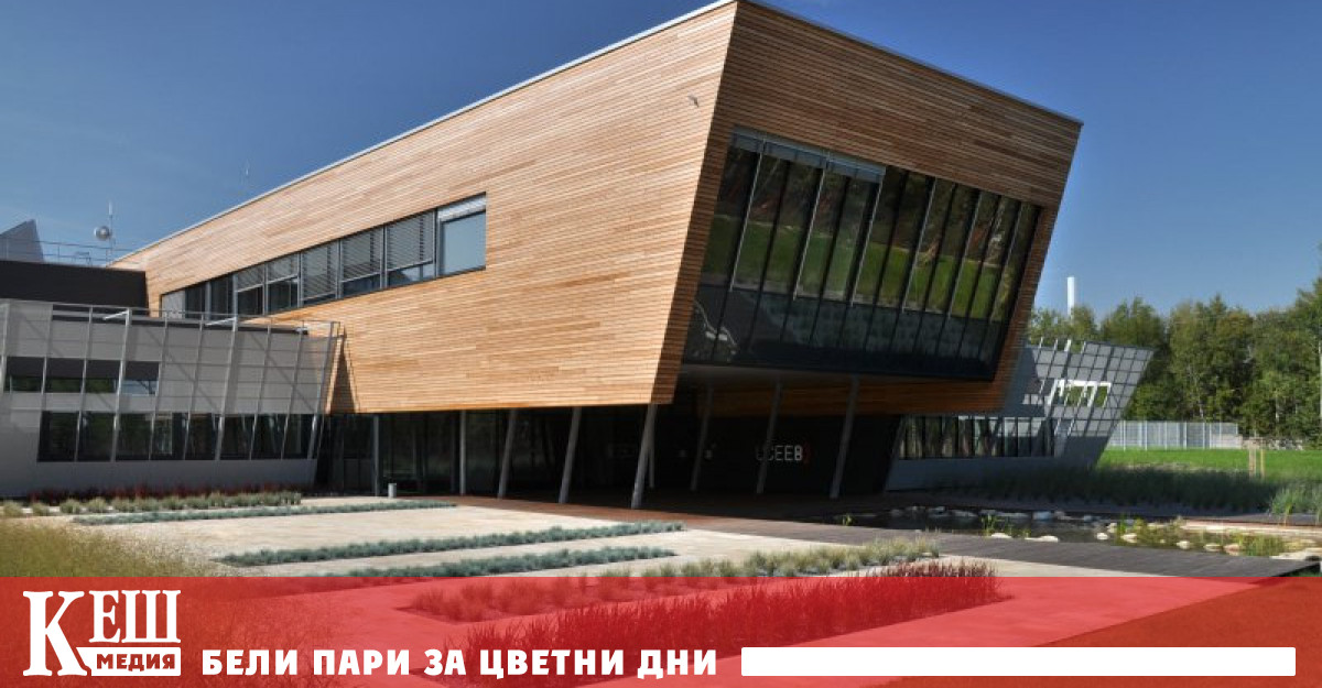 Екипът създатели на новите материали работи в UCEEB Университетския център