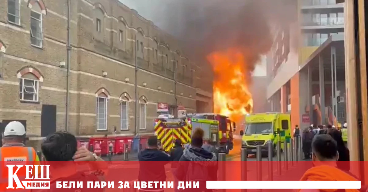 Огромен стълб дим се изви в небето над Лондон