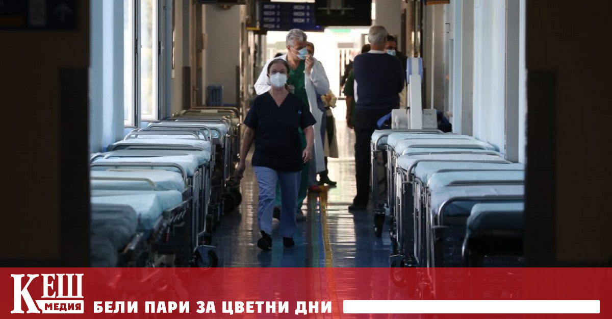 Десетки хиляди неваксинирани медици в Гърция могат да бъда уволнени още днес