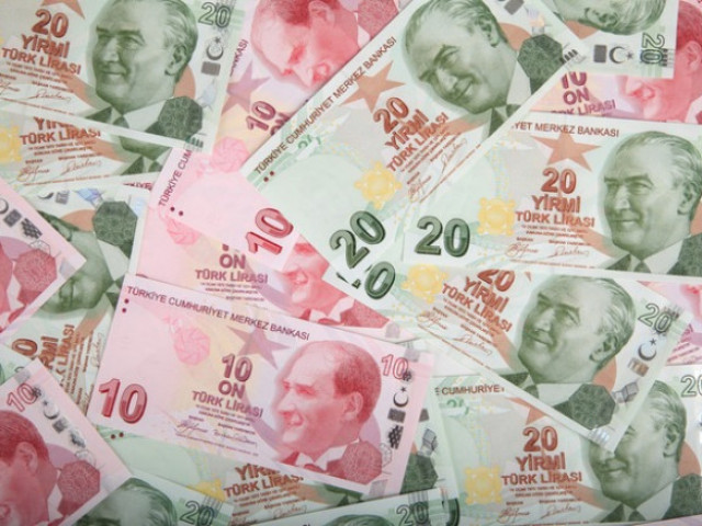 Турската лира се срина до рекорден минимум