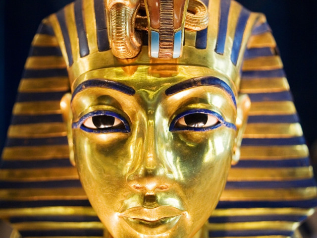 Научни спорове около златната маска на Тутанкамон