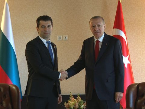 Премиерът Кирил Петков разговаря с турския президент Реджеп Тайип Ердоган