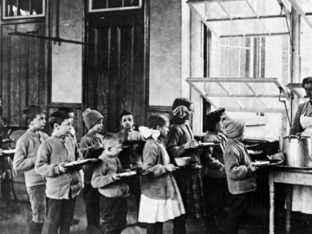 Как училищата в началото на XX век са се справяли с пандемията