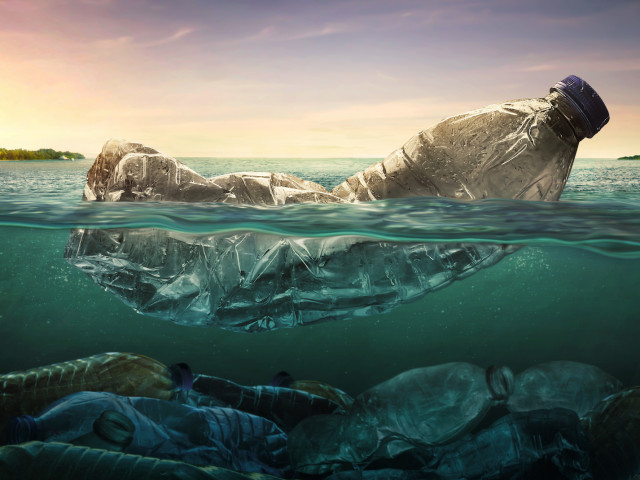 Пластмасата в океаните става още по-токсична, когато се разгражда
