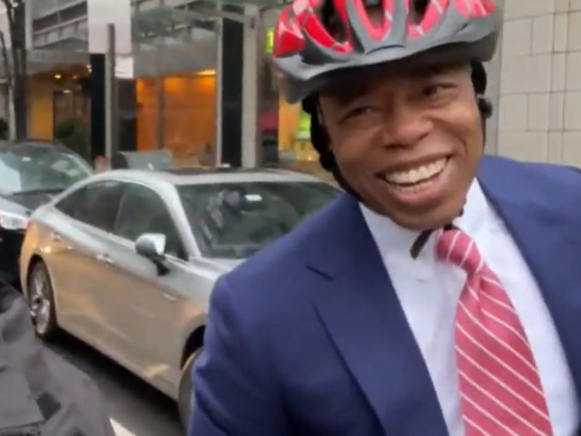 Новият кмет на Ню Йорк се придвижва в мегаполиса с велосипед и метро