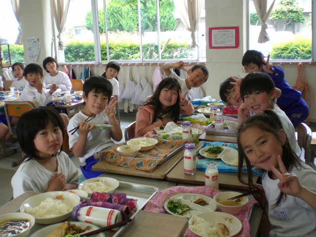 В японските училища децата изучават хранене
