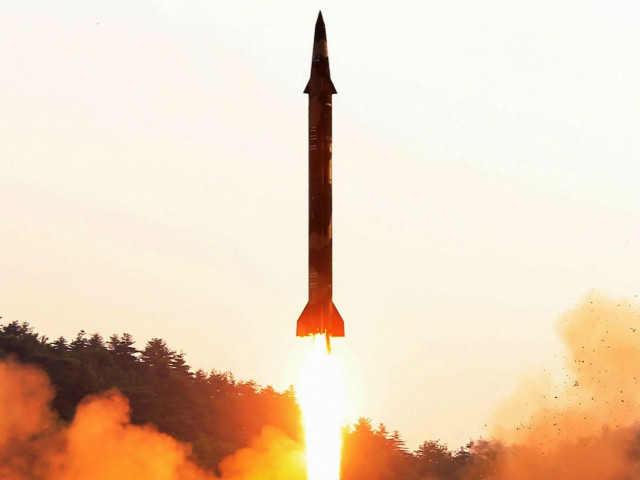 КНДР провежда най-голямото изпитание на междуконтинентални балистични ракети в историята
