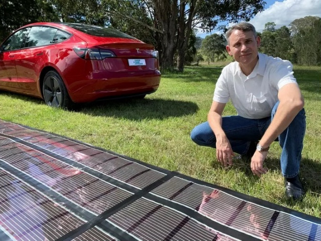 Австралийци преработиха автомобил на Tesla да се движи със слънчева енергия