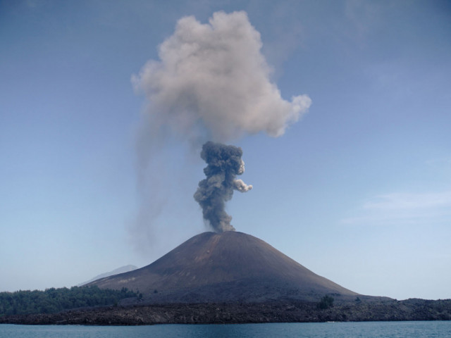 Вулканът Анак-Кракатау отново напомня за себе си