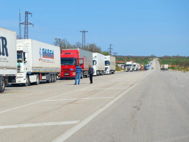 Стотици камиони задръстиха границата между Полша и Беларус