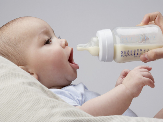 Криза в снабдяването с бебешки млека обедини американците
