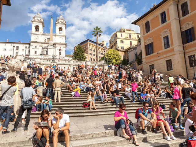 Безотговорни туристи повредиха Испанските стълби в Рим два пъти за един месец
