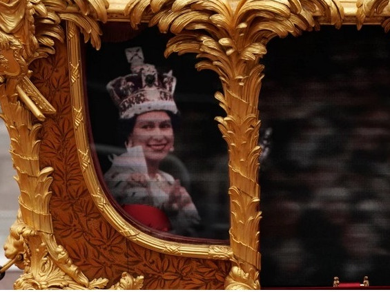 Холограма на кралица Елизабет ІІ от младите й години премина през Лондон с карета