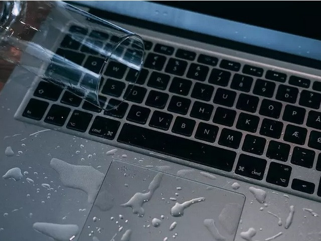 Как да спасите лаптопа си, ако сте разлели течност върху него