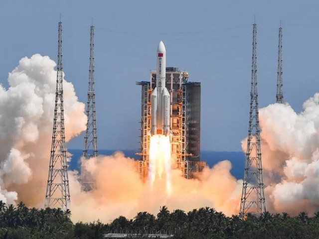 Неуправляема китайска ракета падна на Земята