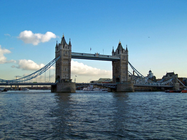 В Лондон се образува остров от мокри кърпички, заради него Темза промени руслото си