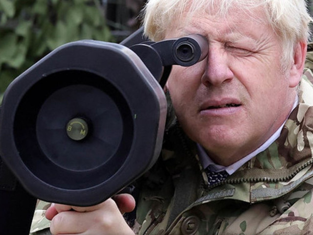 Борис Джонсън се дистанцира от борбите за лидерство сред торите с военни тренировки