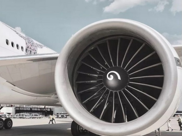 Защо върху двигателите на самолетите се рисуват бели спирали