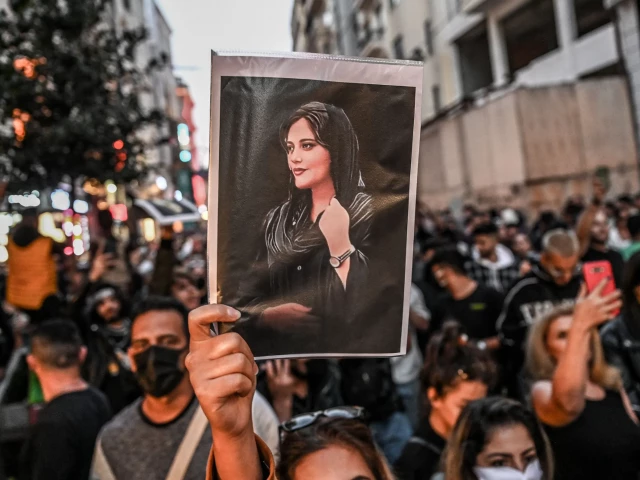 Жени в Иран горят хиджабите си под аплодисментите на хиляди протестиращи