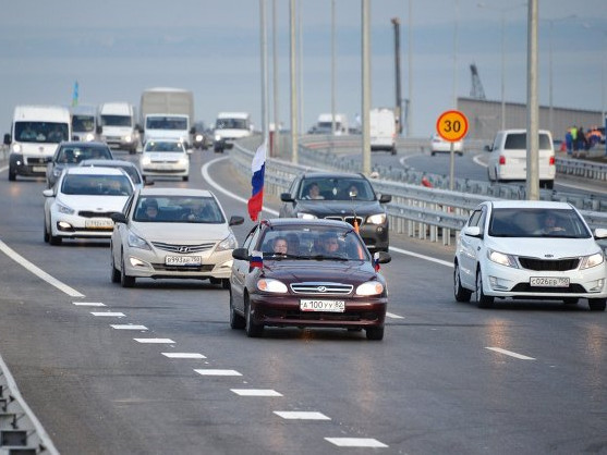 Възобновен е автотранспортът по Кримския мост