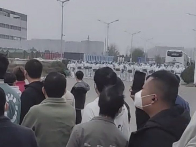 Протести на работещите в китайската фабрика за iPhone на Foxconn