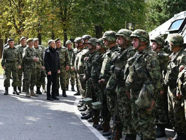 Сърбия: армията е приведена в повишена бойна готовност заради ситуацията в Косово