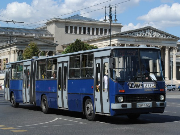 Будапеща се сбогува с емблематичния автобус Ikarus