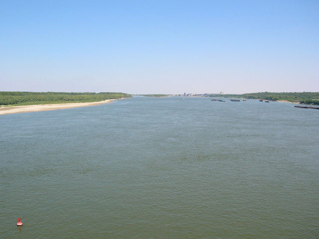 Заседнали в плитчините: изменението на климата заплашва корабоплаването по река Дунав