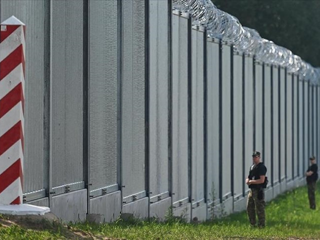 Полша издига ограда по границата с Русия