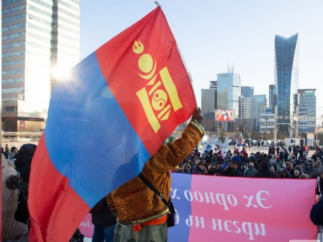 Протестиращи в Монголия щурмуват Правителствената палата в Улан Батор
