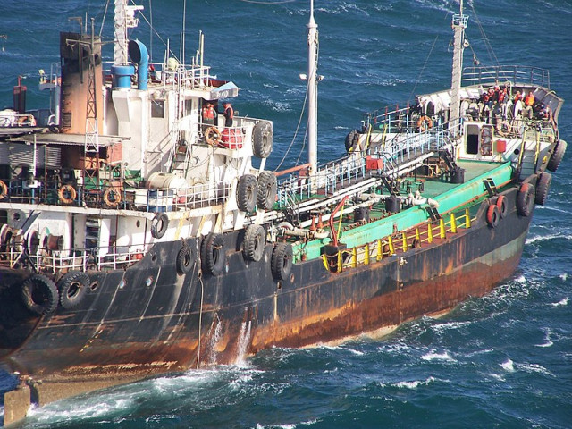 Правителството разреши закупуването, вноса и трансфера на суров нефт, превозван по море