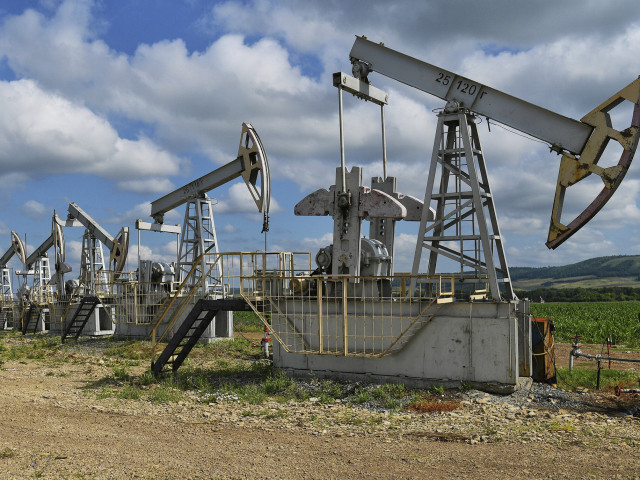 Средната цена на руския петрол падна под "западния таван"