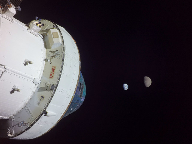 Космическият кораб "Орион" повторно обиколи Луната и се насочи към Земята