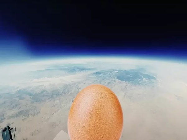 Бивш инженер на NASA хвърли кокоше яйце от Космоса така, че то оцеля
