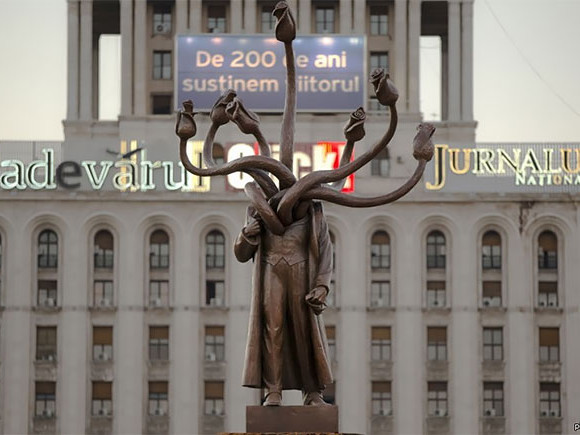 Бивш паметник на Ленин в Букурещ е превърнат в многоглава хидра