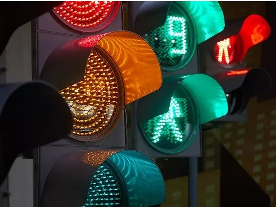В светофарите могат да добавят четвърти светлинен сигнал за безпилотни автомобили