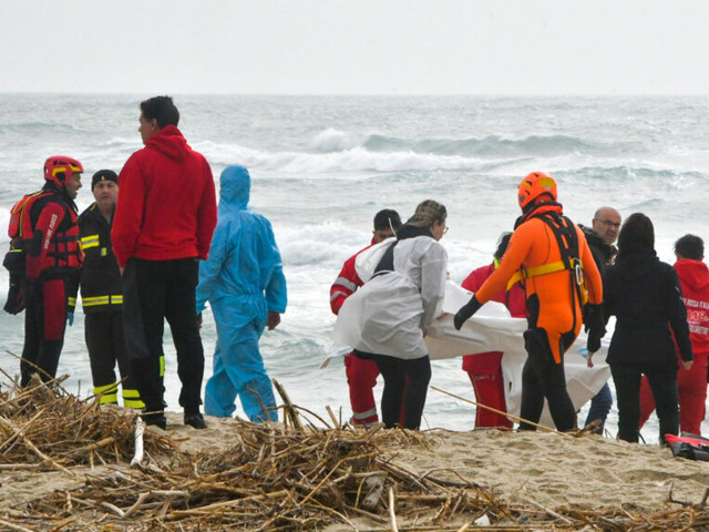 Десетки мигранти се удавиха при корабокрушение в Калабрия (обновена)