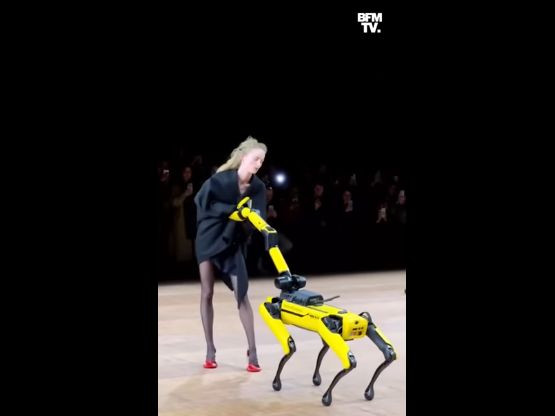 Как кучетата-роботи на Boston Dynamics се представиха на модно шоу в Париж (видео)