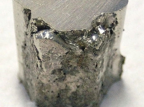 Bloomberg: Откриха чували с камъни вместо никел в склад на Лондонската борса за метали