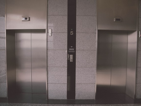 140 човека заседнаха едновременно в асансьори в Хонконг