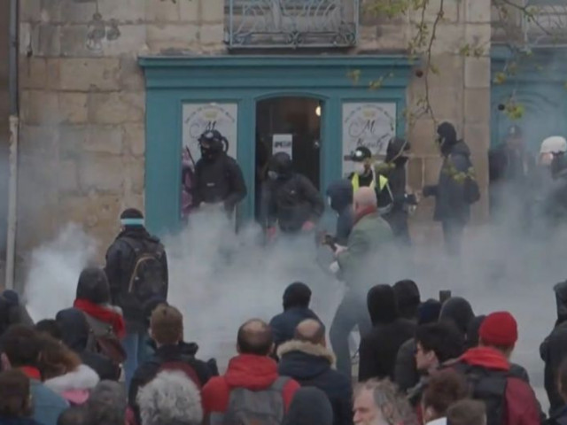 Французите засилват протестите срещу пенсионната реформа на Макрон