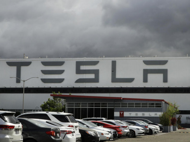Tesla ще плати на бивш работник близо $ 3.2 милиона за расистки обиди