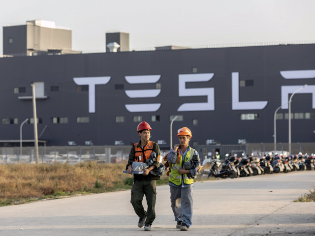 Работници на Tesla в Шанхай протестират в социалните медии