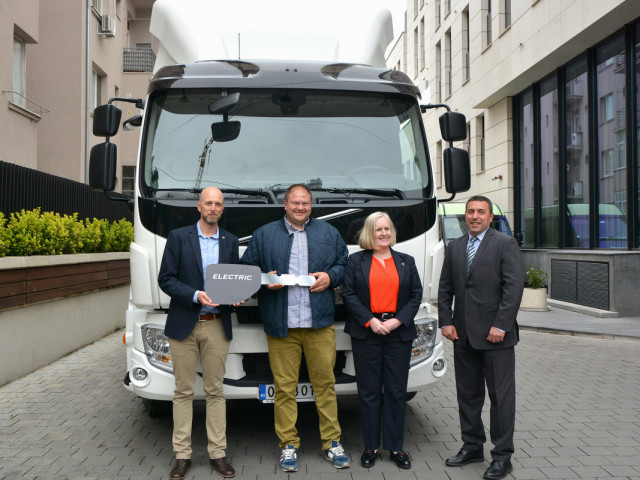 Предадоха първия електрически камион за превоз на товари в България на Volvo Trucks