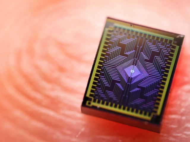 Intel пусна първия си квантов процесор