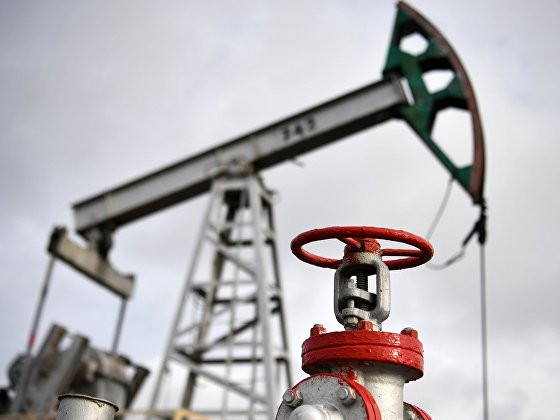 Цените на петрола падат с около процент