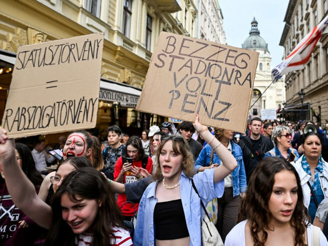 Унгарските учители загубиха статута си на държавни служители