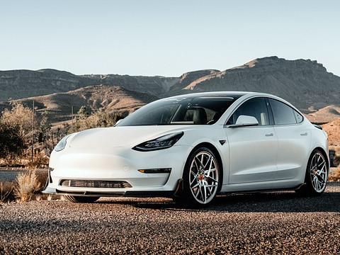 Tesla изтегля около 16 000 електромобили заради проблеми с предпазните колани