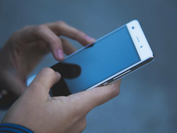 Нидерландия  ограничава използването на мобилни телефони от ученици